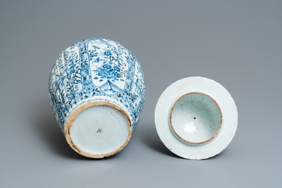 Une grande garniture de cinq vases en fa&iuml;ence de Delft en bleu et blanc, 19&egrave;me
