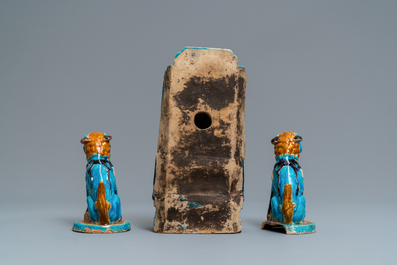 Une figure de Zhenwu et une paire de mod&egrave;les de lions en porcelaine de Chine &agrave; &eacute;mail turquoise, Ming