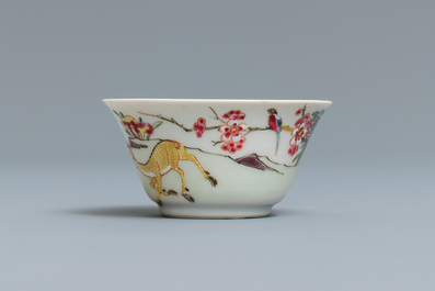 Une tasse et soucoupe en porcelaine de Chine famille rose &agrave; d&eacute;cor de cerfs, Yongzheng