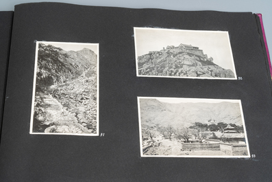 Un album de photos en noir et blanc d'un voyage en Chine, vers 1900-1920