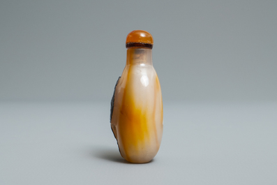 Une tabati&egrave;re en agate sculpt&eacute; figurant des musiciens, Chine, 19/20&egrave;me