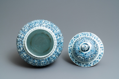 Une grande garniture de cinq vases en fa&iuml;ence de Delft en bleu et blanc, 19&egrave;me