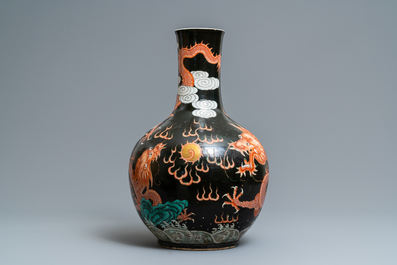 A large Chinese famille verte black-ground tianqiu ping vase with dragons, 19th C.