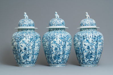 Une grande garniture de cinq vases en fa&iuml;ence de Delft en bleu et blanc, 19&egrave;me