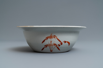Une terrine couverte, une assiette et un bol en porcelaine de Chine famille rose, 19&egrave;me
