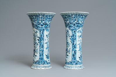Une grande garniture de cinq vases en fa&iuml;ence de Delft en bleu et blanc, 19&egrave;me