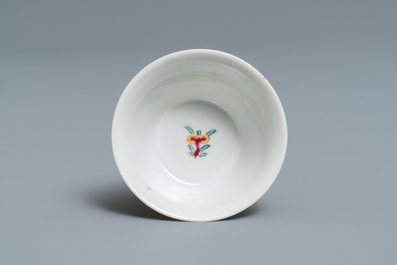 Une tasse et soucoupe en porcelaine de Chine famille rose &agrave; d&eacute;cor de cerfs, Yongzheng