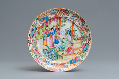 Une terrine couverte, une assiette et un bol en porcelaine de Chine famille rose, 19&egrave;me