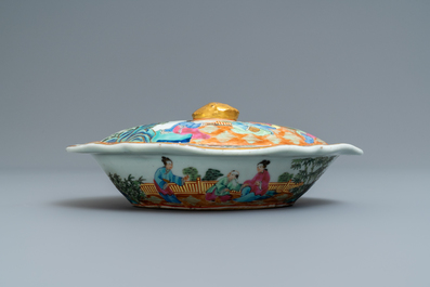 Une terrine couverte, une assiette et un bol en porcelaine de Chine famille rose, 19&egrave;me