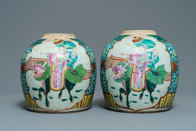 Een paar Chinese famille rose potten en een paar famille verte craquel&eacute; kommen, 19/20e eeuw