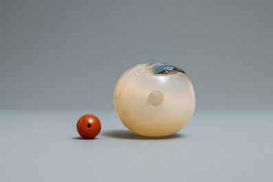 A Chinese carved agate snuff bottle with a hatching egg, 19/20th C.