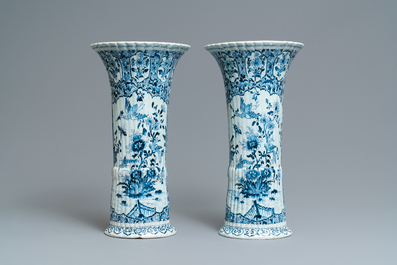 Une grande garniture de cinq vases en fa&iuml;ence de Delft en bleu et blanc, 19&egrave;me