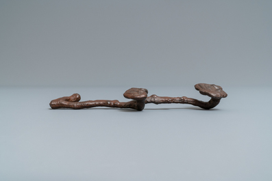 Un repose-pinceaux en fer en forme d'un sceptre ruyi au lingzhi, Ming