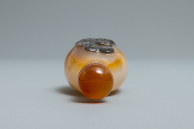 Une tabati&egrave;re en agate sculpt&eacute; figurant des musiciens, Chine, 19/20&egrave;me