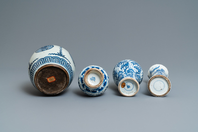 Vier Chinese blauw-witte vazen, Kangxi
