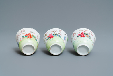 Trois tasses et soucoupes en porcelaine de Chine famille rose, Yongzheng