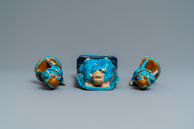 Une figure de Zhenwu et une paire de mod&egrave;les de lions en porcelaine de Chine &agrave; &eacute;mail turquoise, Ming