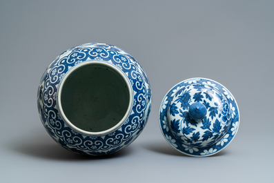 A pair of Chinese blue and white vases and covers with phoenixes, 19th C.