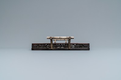 Deux plateaux en bois aux anses et plaques en argent, Chine, 19&egrave;me
