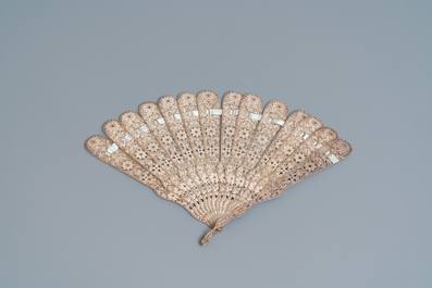 Deux &eacute;ventails en filigrane d'argent et argent &eacute;maill&eacute;, Chine, 19&egrave;me