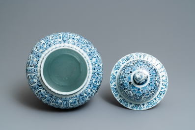 Une grande garniture de cinq vases en fa&iuml;ence de Delft en bleu et blanc, 19&egrave;me