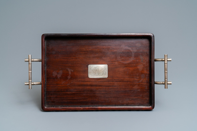 Deux plateaux en bois aux anses et plaques en argent, Chine, 19&egrave;me