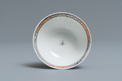 Une tasse et soucoupe en porcelaine de Chine grisaille &agrave; d&eacute;cor d'Europ&eacute;ens, Yongzheng