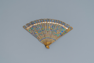 Deux &eacute;ventails en filigrane d'argent et argent &eacute;maill&eacute;, Chine, 19&egrave;me