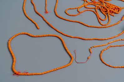 Une collection de colliers et perles en corail rouge, Chine, 19/20&egrave;me