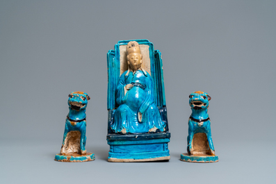 Une figure de Zhenwu et une paire de mod&egrave;les de lions en porcelaine de Chine &agrave; &eacute;mail turquoise, Ming