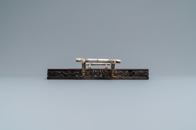 Deux plateaux en bois aux anses et plaques en argent, Chine, 19&egrave;me