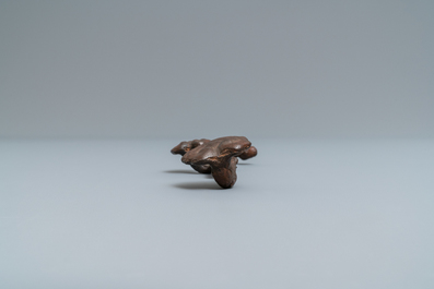Un repose-pinceaux en fer en forme d'un sceptre ruyi au lingzhi, Ming