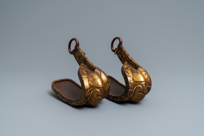 Une selle 'kura' et sa paire d'&eacute;triers 'abumi' en laque dor&eacute;e, Japon, Muromachi, 16&egrave;me