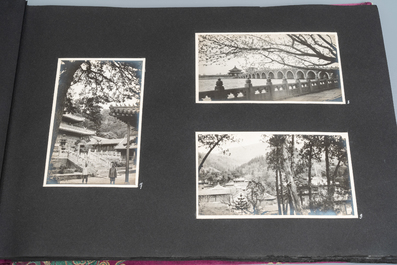 Un album de photos en noir et blanc d'un voyage en Chine, vers 1900-1920