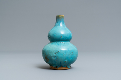 A Chinese monochrome turquoise junyao-style double gourd vase, 19/20th C.