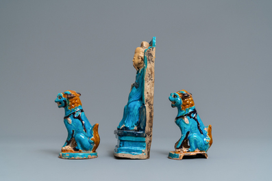 Une figure de Zhenwu et une paire de mod&egrave;les de lions en porcelaine de Chine &agrave; &eacute;mail turquoise, Ming