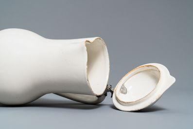 Une verseuse couverte en fa&iuml;ence blanche de Delft, 18&egrave;me
