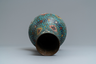 Un vase de forme bouteille en &eacute;maux cloisonn&eacute;s &agrave; d&eacute;cor de rinceaux de lotus, Ming