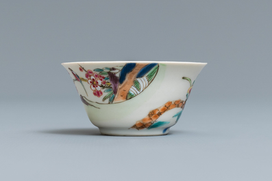 Une tasse et soucoupe en porcelaine de Chine famille rose &agrave; d&eacute;cor de cerfs, Yongzheng