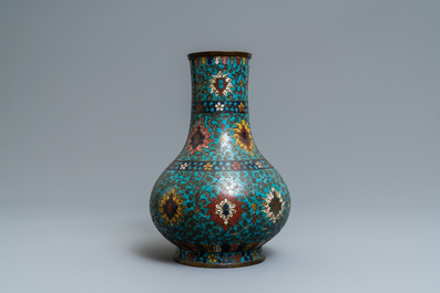 Un vase de forme bouteille en &eacute;maux cloisonn&eacute;s &agrave; d&eacute;cor de rinceaux de lotus, Ming