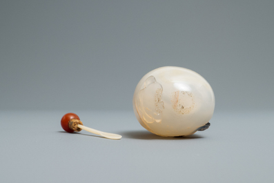 A Chinese carved agate snuff bottle with a hatching egg, 19/20th C.