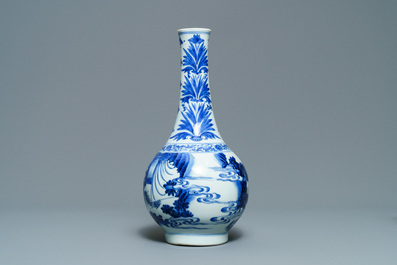 Un vase de forme bouteille en porcelaine de Chine en bleu et blanc, &eacute;poque Transition
