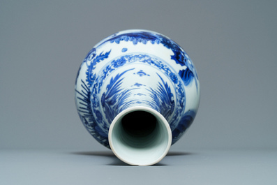 Un vase de forme bouteille en porcelaine de Chine en bleu et blanc, &eacute;poque Transition