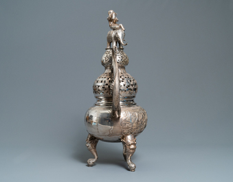 Un br&ucirc;le-parfum tripod exceptionnel en argent, Chine, 19&egrave;me