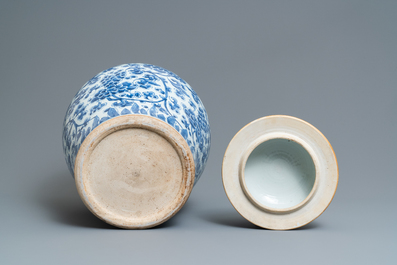 Un grand vase couvert en porcelaine de Chine en bleu et blanc, Kangxi