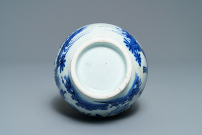 Un vase de forme bouteille en porcelaine de Chine en bleu et blanc, &eacute;poque Transition