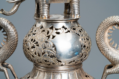 Un br&ucirc;le-parfum tripod exceptionnel en argent, Chine, 19&egrave;me