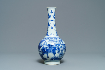 Un vase de forme bouteille en porcelaine de Chine en bleu et blanc, &eacute;poque Transition