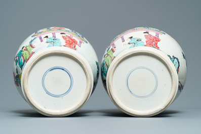 Une paire de vases en porcelaine de Chine famille rose &agrave; d&eacute;cor de figures dans un jardin, Yongzheng