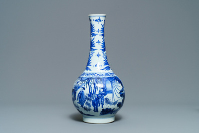 Un vase de forme bouteille en porcelaine de Chine en bleu et blanc, &eacute;poque Transition